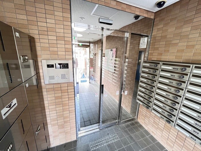 物件外観写真3　(エントランス部分)