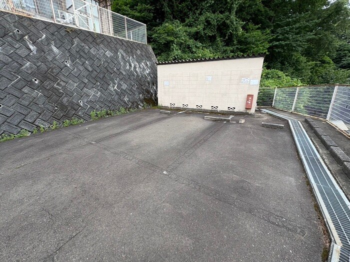 物件外観写真3　(駐車場)