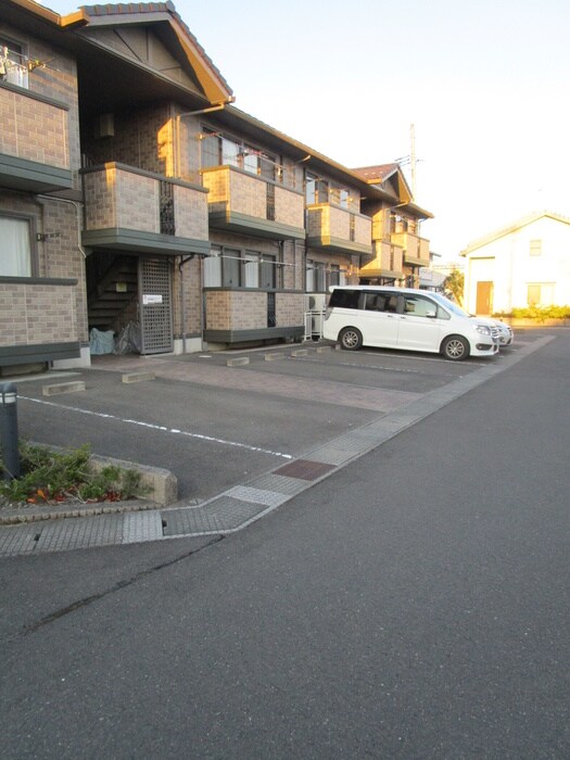 物件外観写真3　(駐車場)