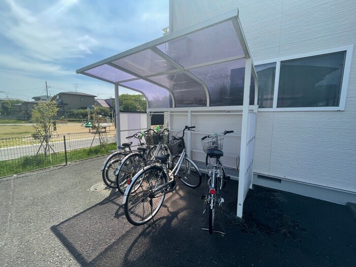 物件外観写真4　(駐輪場)