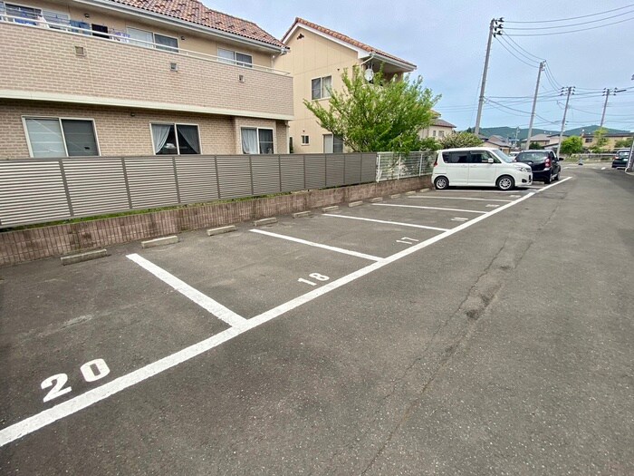 物件外観写真5　(駐車場)