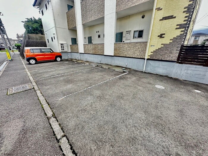 物件外観写真4　(駐車場)