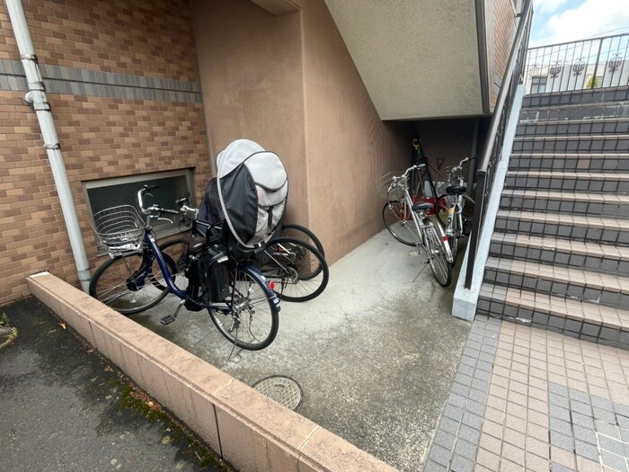 物件外観写真3　(エントランス部分)