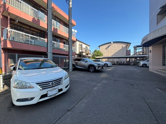 物件外観写真2　(駐車場)