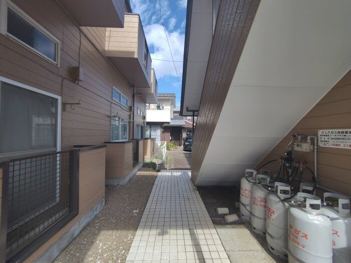 物件外観写真5　(エントランス部分)