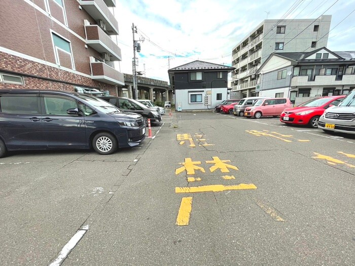 物件外観写真4　(駐車場)