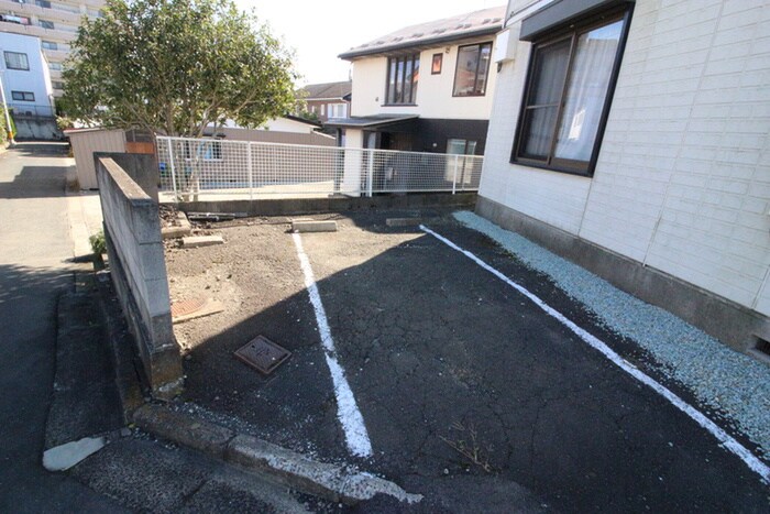 物件外観写真4　(駐車場)