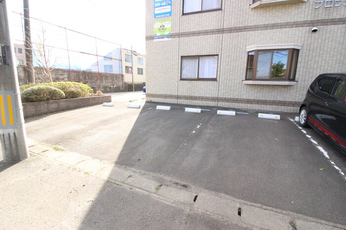 物件外観写真2　(駐車場)