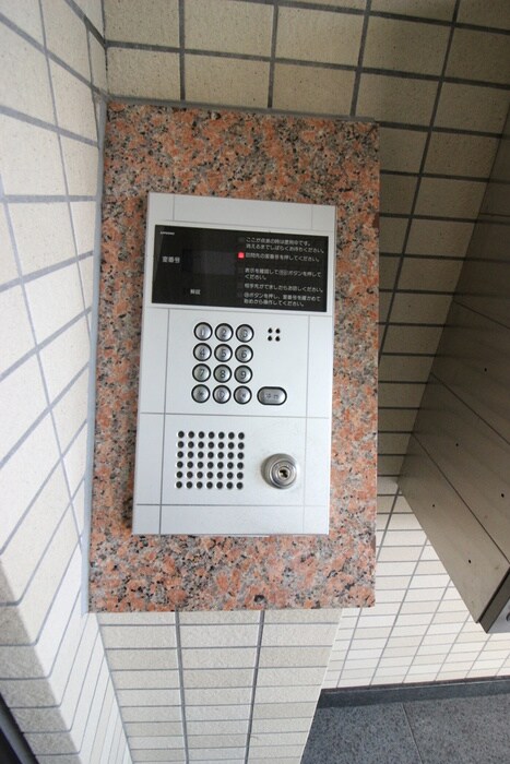 物件外観写真6　(エントランス部分)