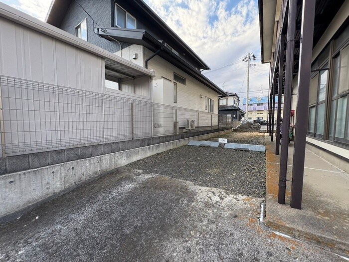 物件外観写真3　(駐車場)