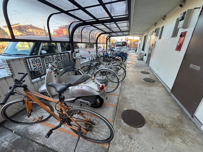 物件外観写真3　(駐輪場)