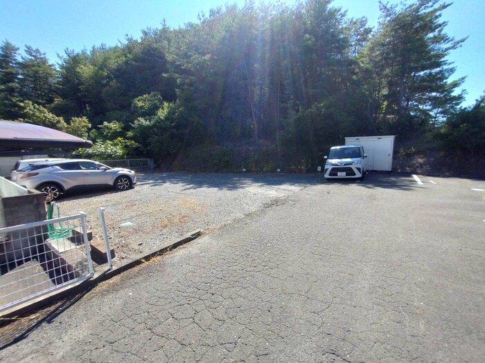 物件外観写真3　(駐車場)