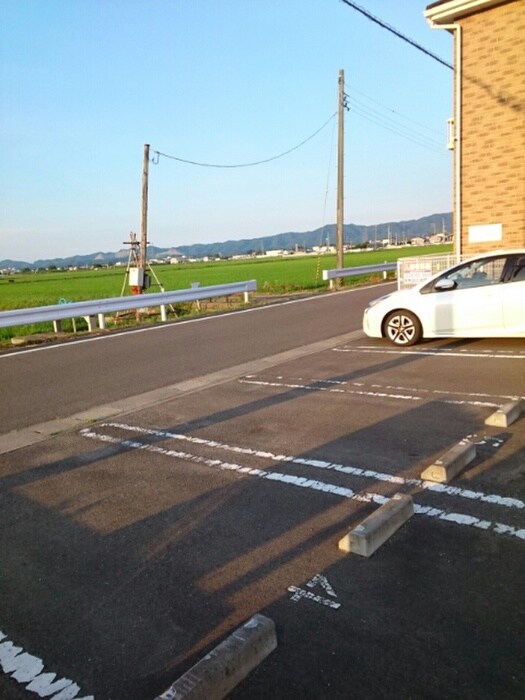 物件外観写真3　(駐車場)