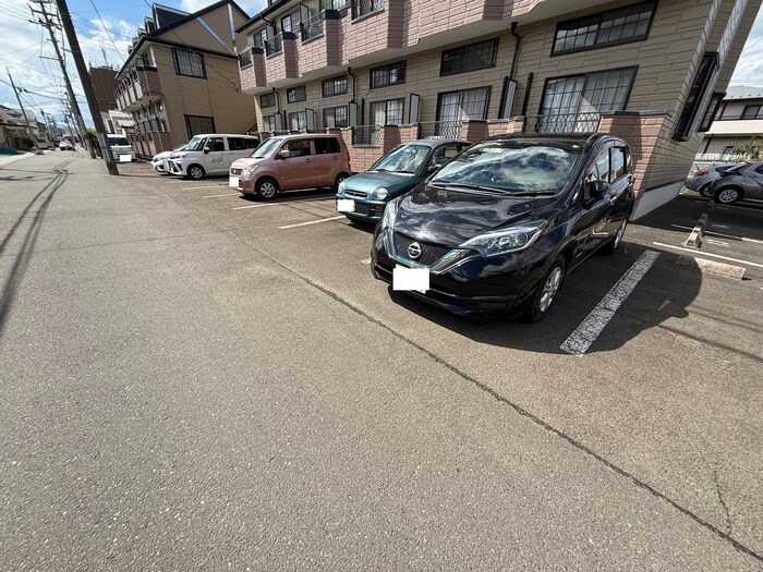 物件外観写真2　(駐車場)