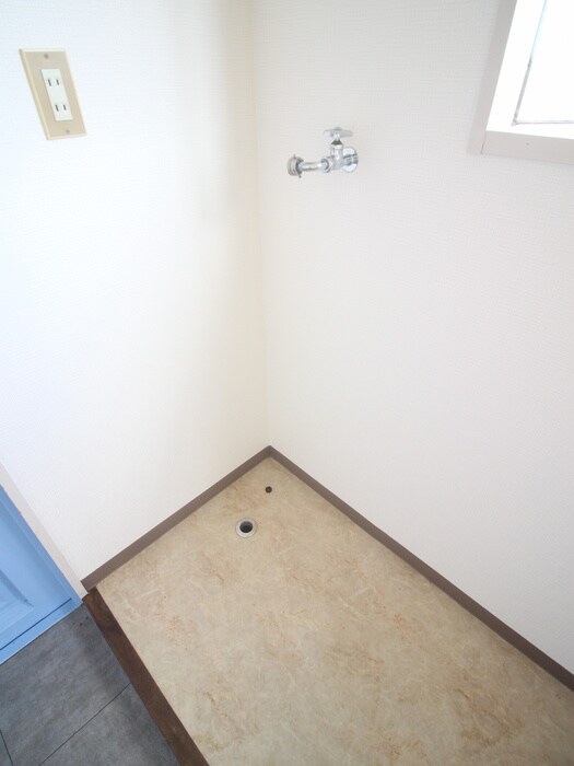 物件内観写真12　(洗濯機置場)