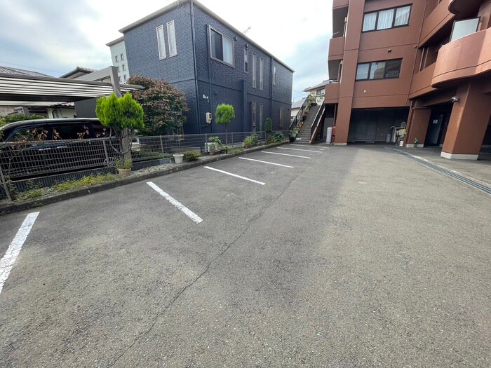 物件外観写真4　(駐車場)