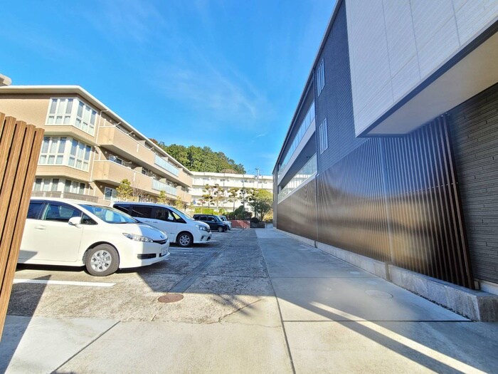 物件外観写真3　(駐車場)