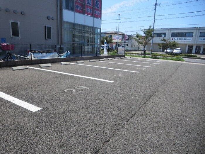 物件外観写真3　(駐車場)