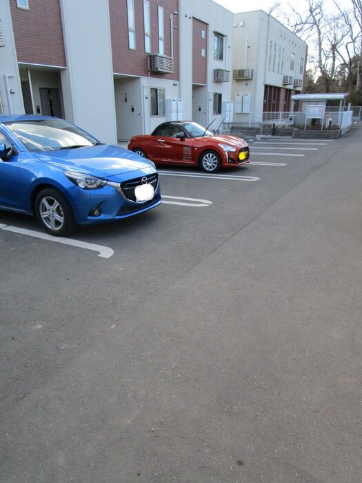 物件外観写真6　(駐車場)