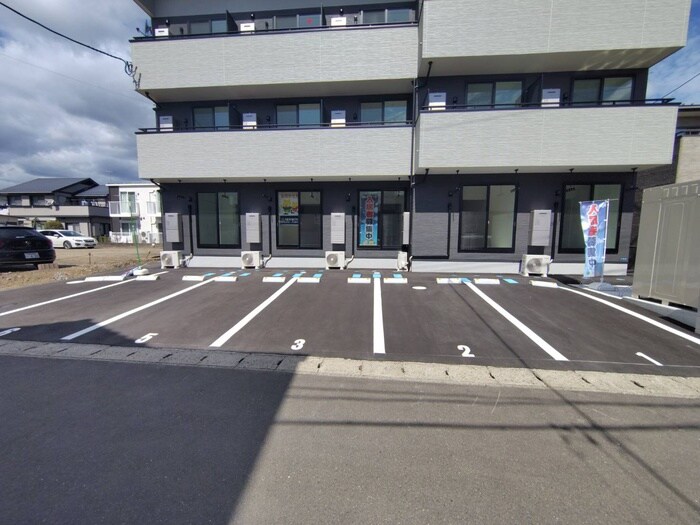 物件外観写真5　(駐車場)