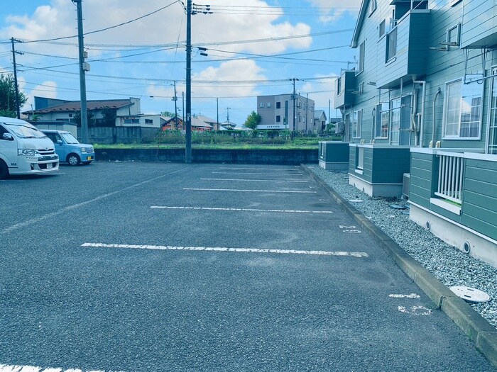 物件外観写真2　(駐車場)