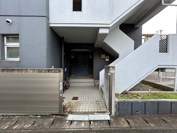 物件外観写真6　(エントランス部分)