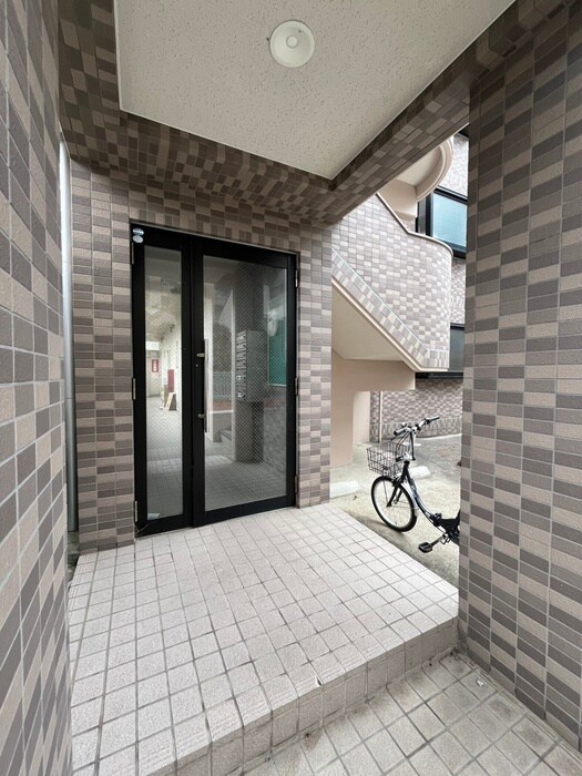 物件外観写真3　(エントランス部分)