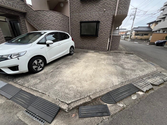 物件外観写真4　(駐車場)