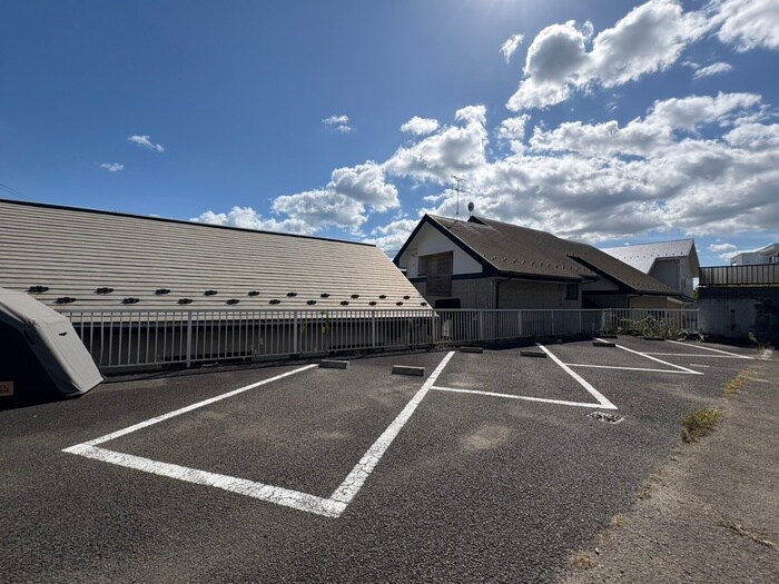 物件外観写真2　(駐車場)