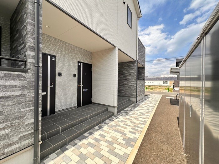 物件外観写真5　(エントランス部分)