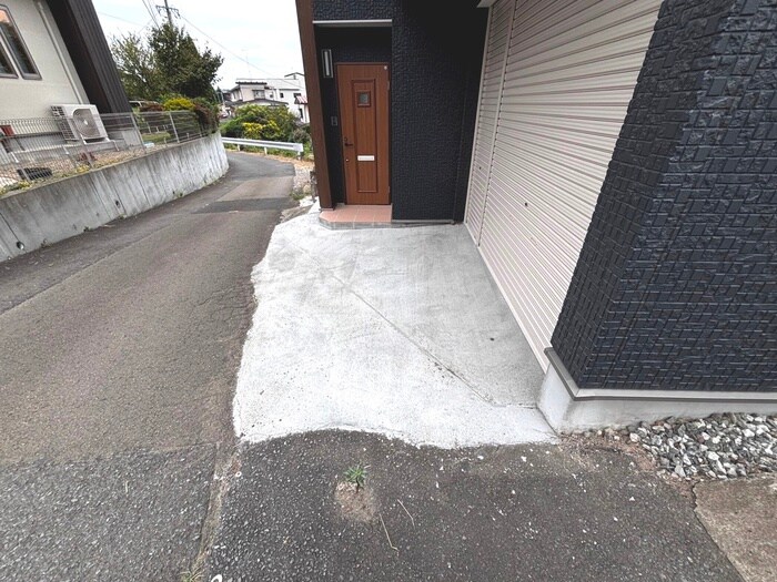 物件外観写真5　(エントランス部分)