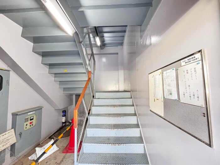 物件外観写真6　(エントランス部分)