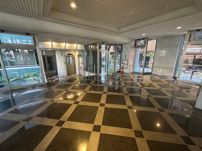 物件外観写真2　(エントランス部分)