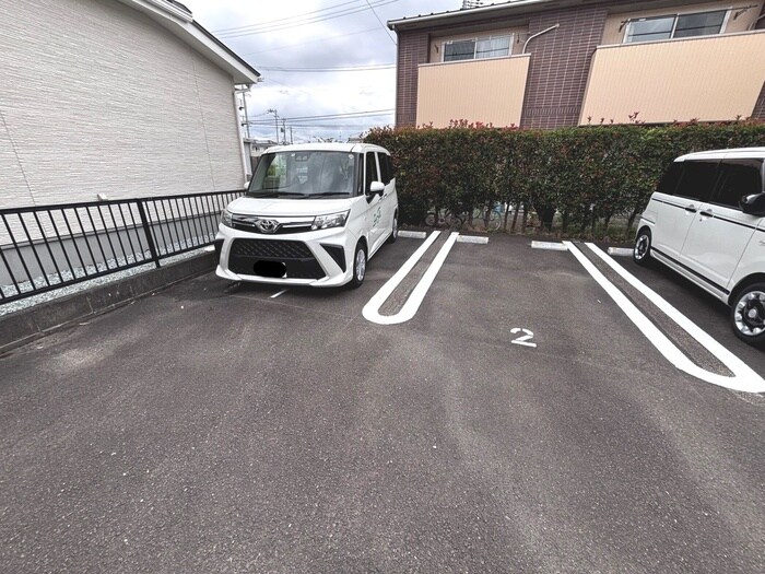 物件外観写真5　(駐車場)