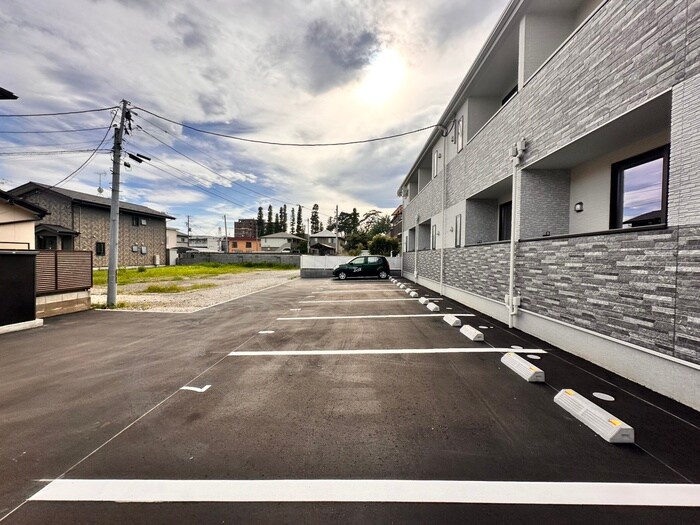 物件外観写真5　(駐車場)