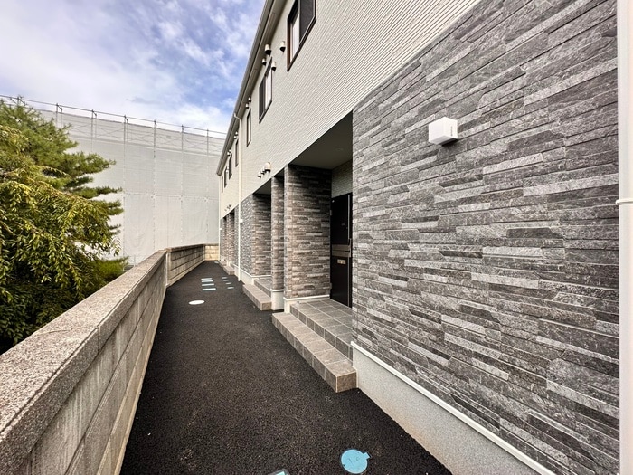 物件外観写真6　(エントランス部分)