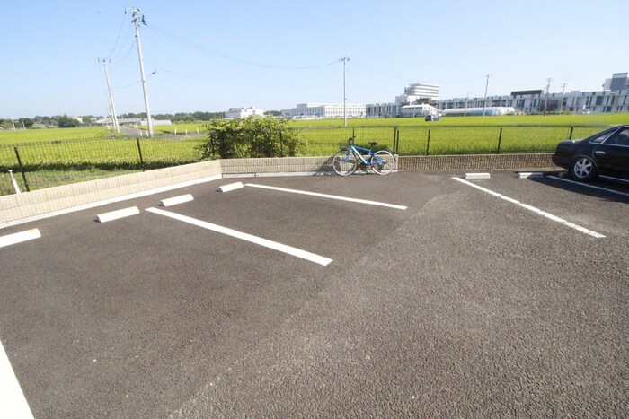 物件外観写真3　(駐車場)