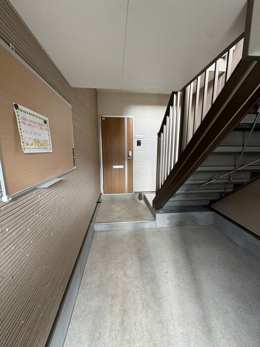 物件外観写真4　(エントランス部分)