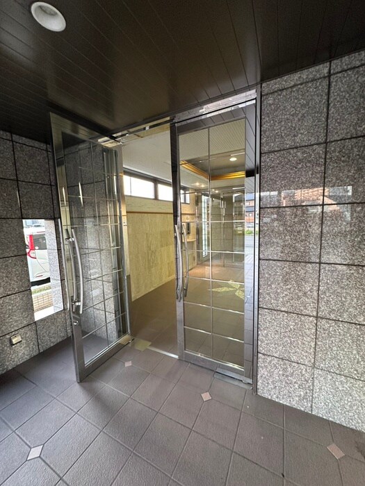 物件外観写真4　(エントランス部分)
