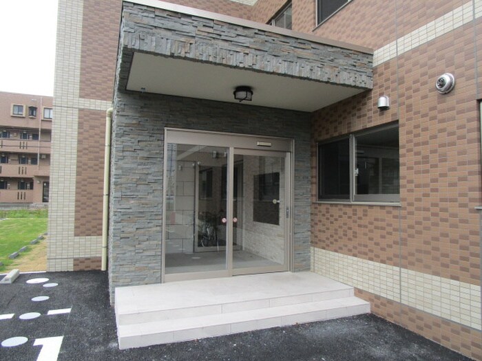 物件外観写真2　(エントランス部分)