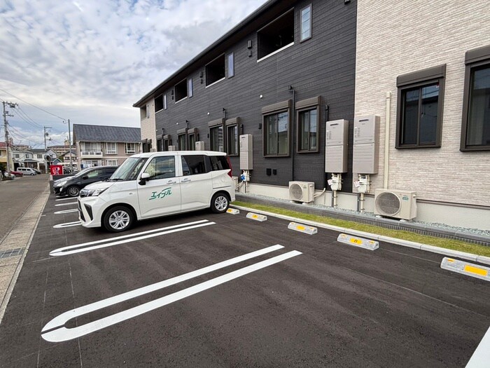 物件外観写真2　(駐車場)