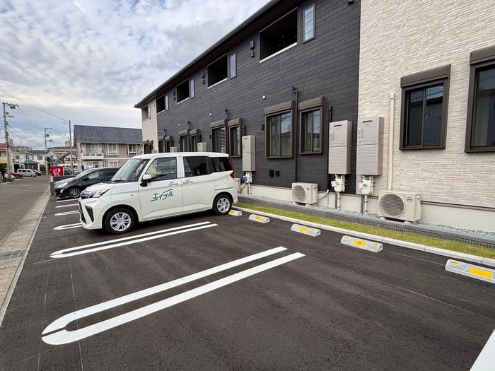 物件外観写真2　(駐車場)