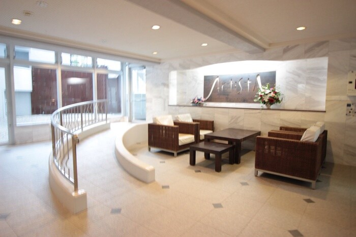 物件外観写真6　(エントランス部分)