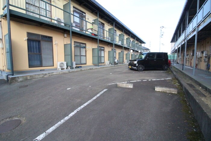 物件外観写真4　(駐車場)
