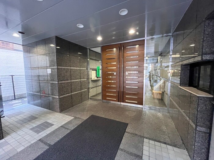 物件外観写真2　(エントランス部分)