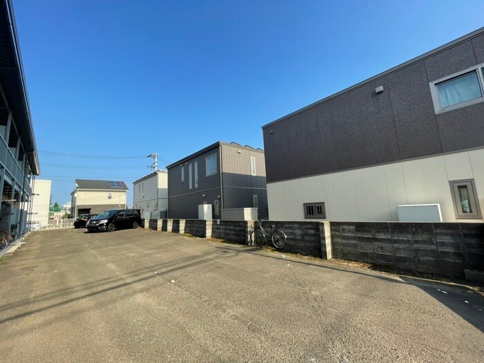 物件外観写真3　(駐車場)
