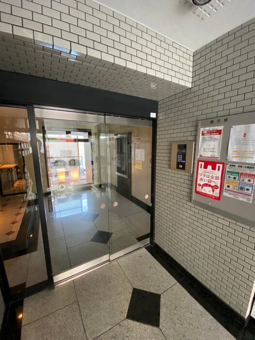 物件外観写真6　(エントランス部分)