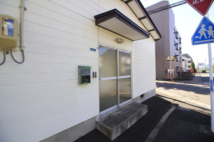 物件外観写真5　(エントランス部分)