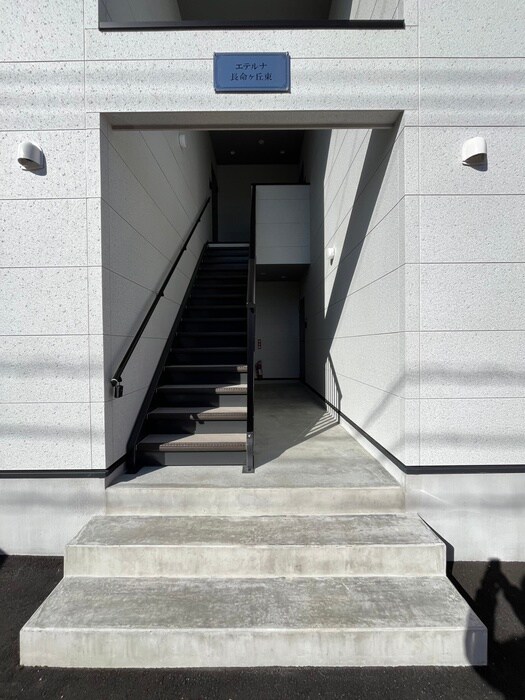 物件外観写真6　(エントランス部分)