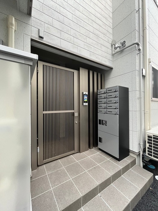 物件外観写真2　(エントランス部分)